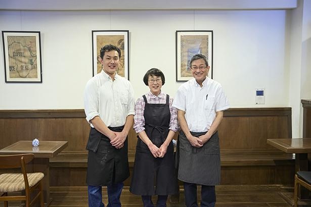 (右から)店主の中田司さんと奥様の光子さん、2代目の耕平さん