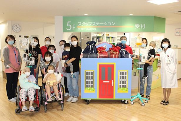 「ハートフルカート」を囲む、子供たちその家族、病院関係者