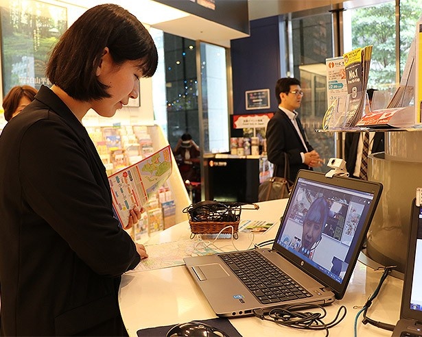 【写真を見る】Skypeを使い、現地の観光案内所のスタッフが直接ガイド