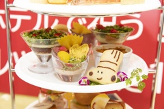 帝国ホテル 東京のオリジナルキャラクター、料理長スヌーピーは、ほんのり甘いミルクパンに(写真手前)