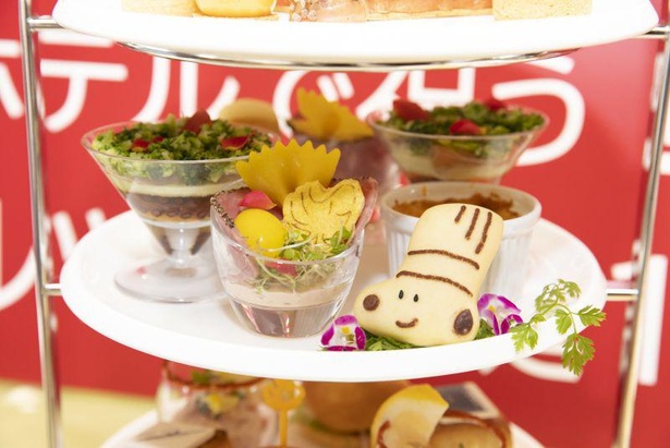 帝国ホテル 東京のオリジナルキャラクター、料理長スヌーピーは、ほんのり甘いミルクパンに(写真手前)