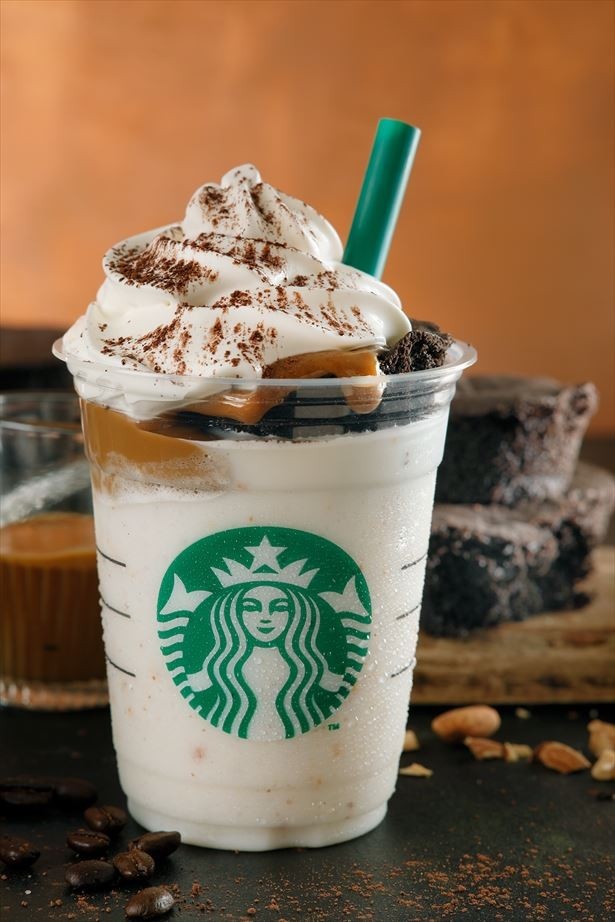 チョコレートケーキとコーヒーのベストマッチを楽しむフラペチーノも