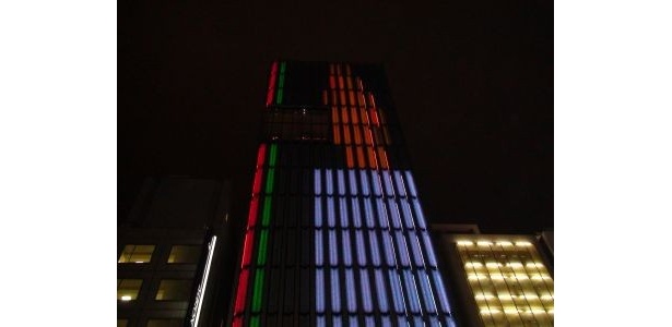 「ポーラ銀座ビル」は66mの巨大なクリスマスキャンドルを演出！