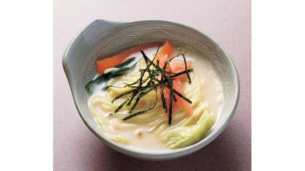 「やきとり鍋」のシメは、ラーメンで。紅ショウガがよく合う！　横浜市の関内にある「善えもん」で食べられるぞ