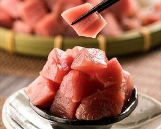 ワイワイとゲーム感覚で、100円でマグロ刺し盛り放題！