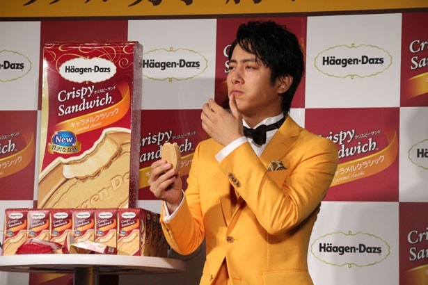 【写真を見る】リニューアルされた、ハーゲンダッツ クリスピーサンド「キャラメルクラシック」を試食し、「甘さと苦味が絶妙！」と絶賛