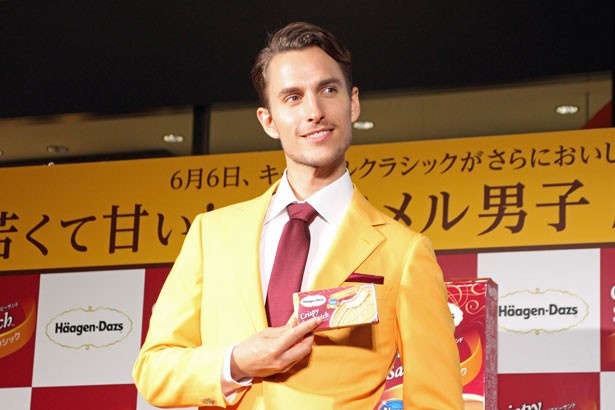 ステージでポーズを決める、キャラメル男子に扮した外国人モデル