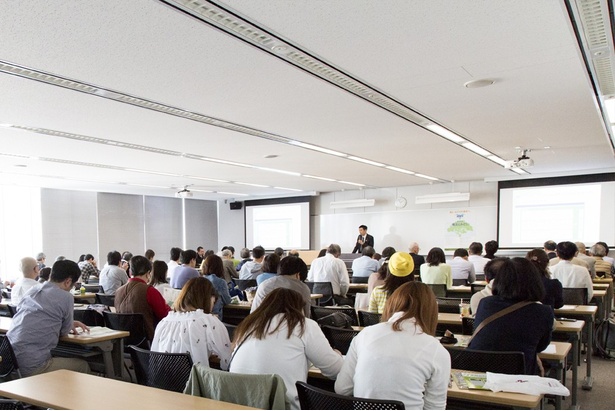 前回の講座(4月開催、テーマは「横浜とみどり」)の様子。「横浜の緑を次世代につなげる」というのが大きなテーマとなり、受講者たちは熱心に耳を傾けていた