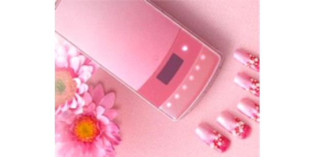 NECではサマンサタバサとのコラボケータイも発売（「N-01B」Eternity Pink）