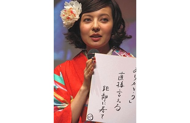 オリジナル川柳を発表するベッキーさん