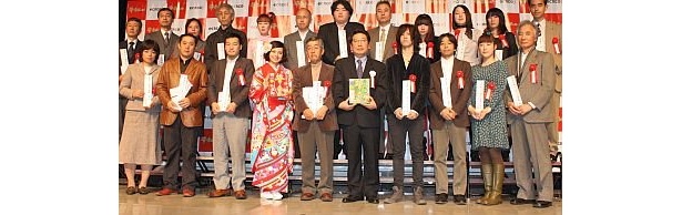 川柳コンテスト受賞者の方々と記念撮影