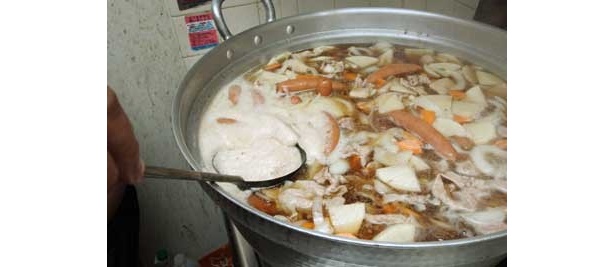 味見し、肉のアク取りも欠かさず、やっと約10人分の巨大ちゃんこが出来上がるのだ