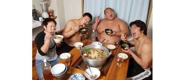 練習で疲れた体も「浜パワーちゃんこ」で気力・体力ともに充満した選手たち