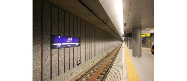 石を用いたクールな壁面の大江橋駅のホーム