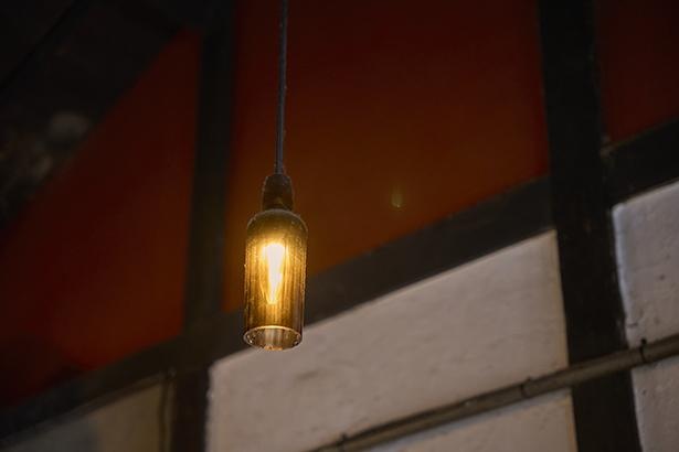 キッチン上の照明は、元の建物に残っていた空き瓶を再利用