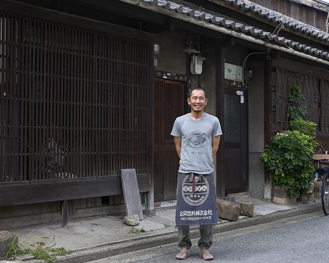 コーヒーで旅する日本／関西編｜築90年の町家を再生。ロースターとしての顏も新たに加わった、大らかな憩いの場。「アカリ珈琲」