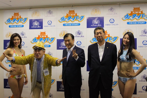 大阪市観光局の溝畑宏局長（右から2人目）、ハウステンボスの澤田秀雄社長（中央）、大阪パークマネジメントの木下健治社長（左から2人目）