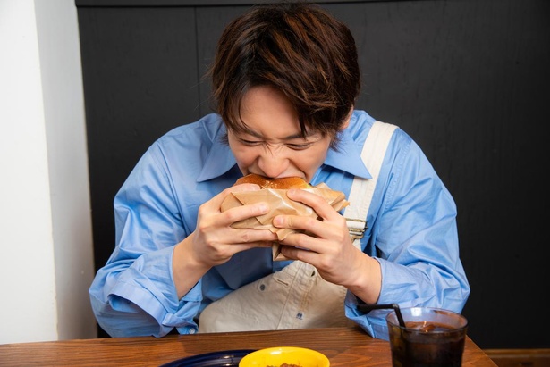 【写真】俳優・小林亮太がインパクト大のハンドチョップパティを使った「自家製ベーコンチーズバーガー」にかぶりつく！