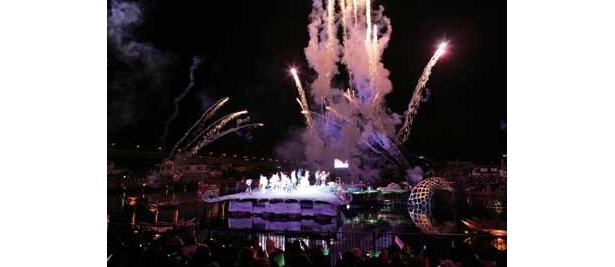 ラグーンのピーターパン・ステージで行われるカウントダウン・ショーでは、豪華な花火がパークの夜空を彩る「カウントダウン・モーメント」