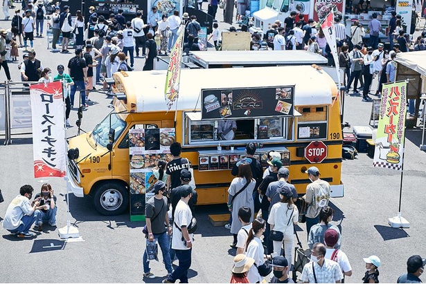 大人気のフードフェス「SOUL FOOD JAM」には、世界各国のソウルフードを提供するフードトラックが45台集結！