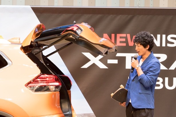 【写真を見る】自動バックドアを試して、その動きに驚く俳優の渡部豪太