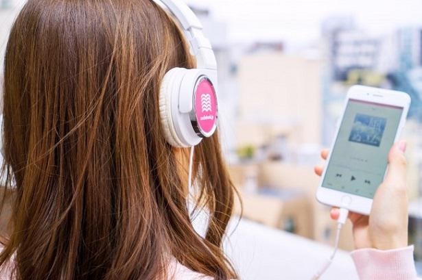 ナレーターや声優が本を朗読した「聴く本」として近年注目を浴びているオーディオブック