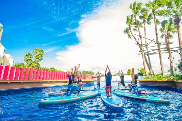 SUP YOGAは、水の上で行うことにより、浮遊感や開放感を楽しむことができる