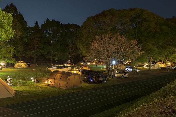 夜の部「M16ナイト」は参加者のキャンプサイトが会場に
