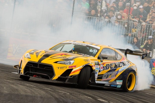 派手にタイヤスモークを上げる今村陽一選手とTOYOTA86