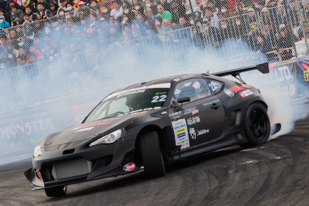ド派手な走りで観客を魅了する、手塚 強選手とTOYOTA86
