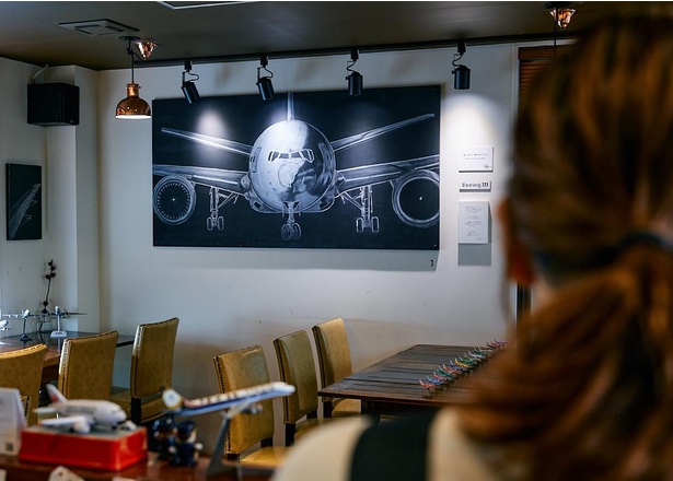店内でひときわ目を引くチョークアート。モチーフは美奈子さんが一番好きな機体、ボーイング777