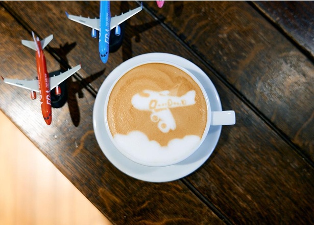 ホットのカフェラテ。「今日の機体はエアバスですね」と美奈子さん