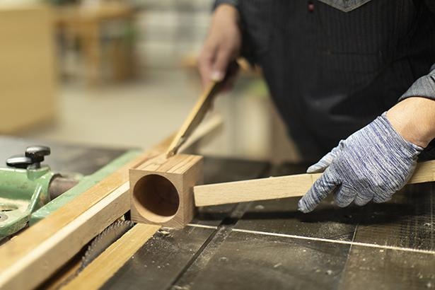 穴をあけた後、20角柱に削る