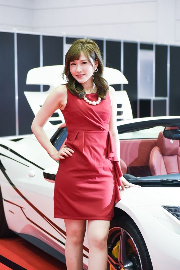 ニューガイアモータース展示エリアの美人コンパニオン