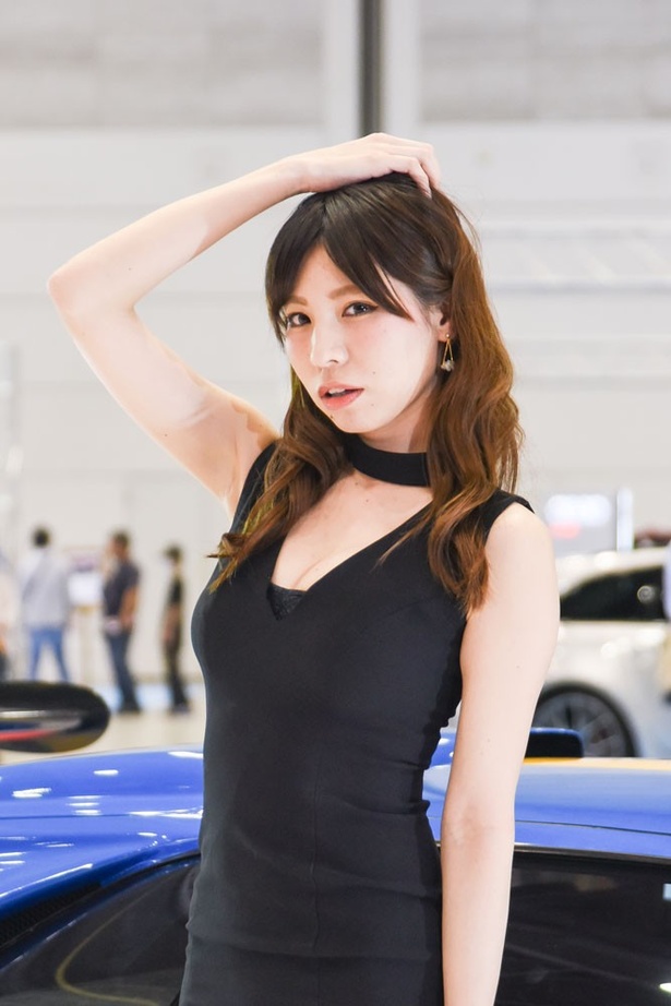 【写真を見る】ランボルギーニヒストリーエリアの美人コンパニオン