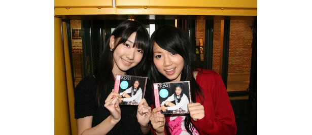 AKB48 柏木由紀(左)、SKE48 高田志織（右)