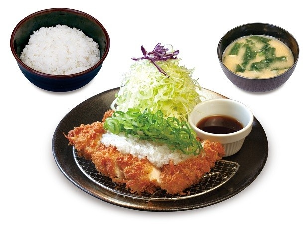 【写真を見る】「おろしささみかつ定食」(600円)
