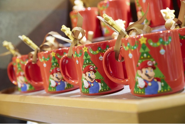 ホリデーデザインのマグカップ(2500円)