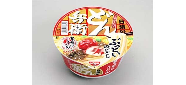 フタ裏には開運おみくじ付きという“お正月カップうどん”の「日清のどん兵衛　年明けうどん」(170円)