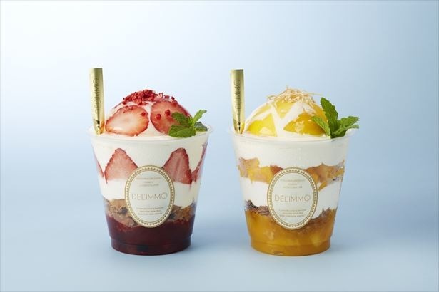「Patisserie ＆ Cafe DEL'IMMO渋谷ヒカリエ ShinQs店」が6月12日(月)にオープン。写真は「パフェール ストロベリー」と、近日発売の「パフェール マンゴー」(各880円)