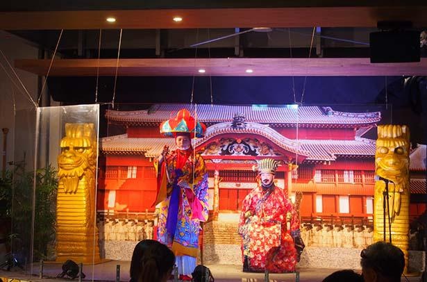 「琉球の宴」は、毎週火・木・土曜日に開催される※1stステージ 18時(予約17時30分～)、2ndステージ 20時(予約19時30分～)の2部制