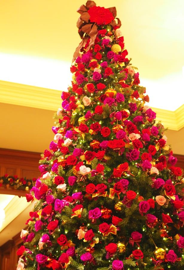 ロビーには高さ約3.5メートルのクリスマスツリーがお目見え