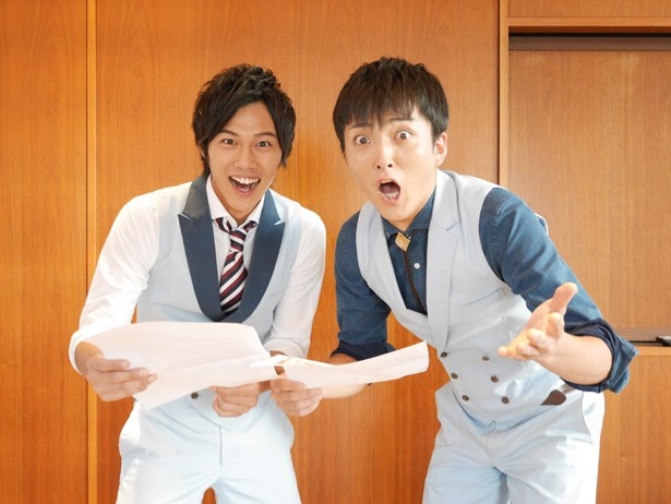 東海ウォーカー2017年7月号の掲載原稿を見せた佐々木和也と手島章斗のリアクション