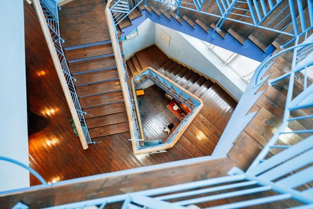 幾何学模様のような階段が印象的な「温泉療養文化館 御前湯」