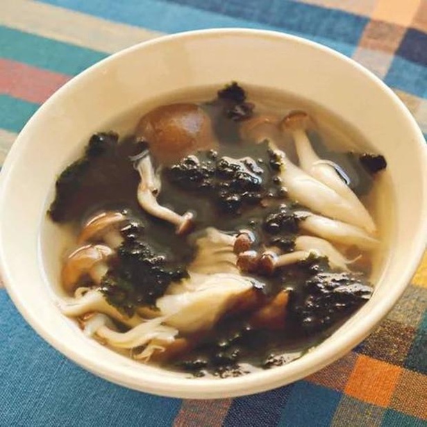「しめじと焼きのりの中華スープ」 / レシピ考案：近藤幸子　撮影：高杉純