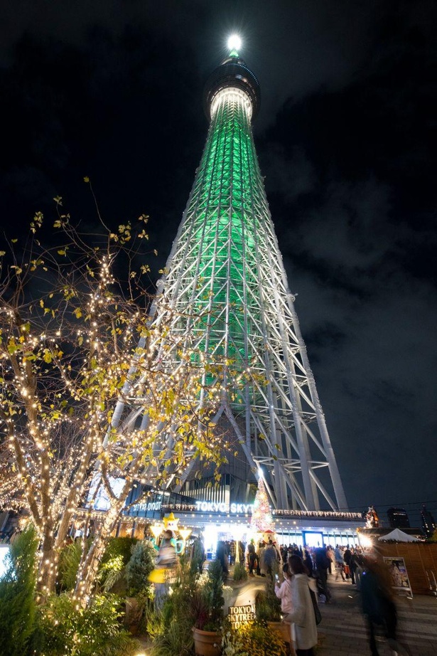 クリスマスツリーに見立てた「シャンパンツリー」とキャンドルに見立てた「キャンドルツリー」の2種類のクリスマス限定ライティングを点灯する東京スカイツリー