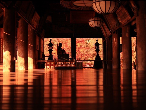 紅葉が反射して夕焼けのように染まる本堂 画像提供：奈良 長谷寺