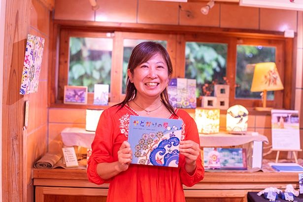 紅型作家で「虹亀商店」店長の亀谷明日香さん