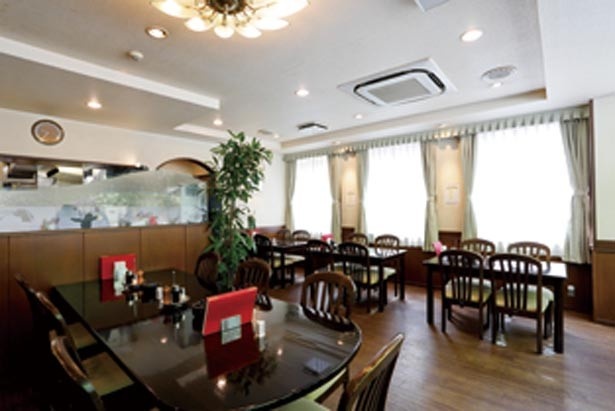 真っ白な壁が清潔感あふれる店内。テーブルにはソースや食塩などを常置/グリル 小宝