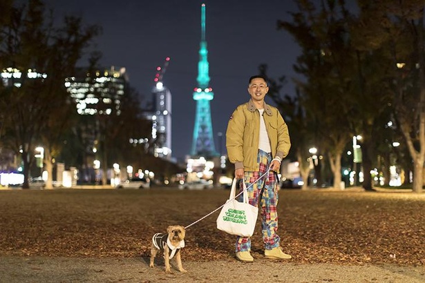 「Osanpo」のMVを撮影したHisaya-Odori Parkにて、クレムちゃんとお散歩するSOCKSさん photo by Kanji Furukawa / (C)KADOKAWA